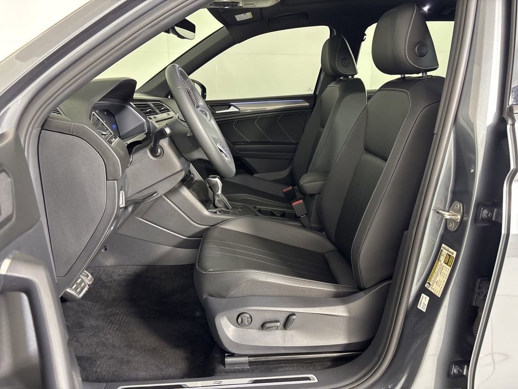 Used 2023 Volkswagen Tiguan SE R-Line image 14