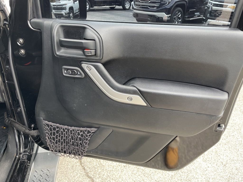 Used 2017 Jeep Wrangler Unlimited Sahara w/ Connectivity Group image 25