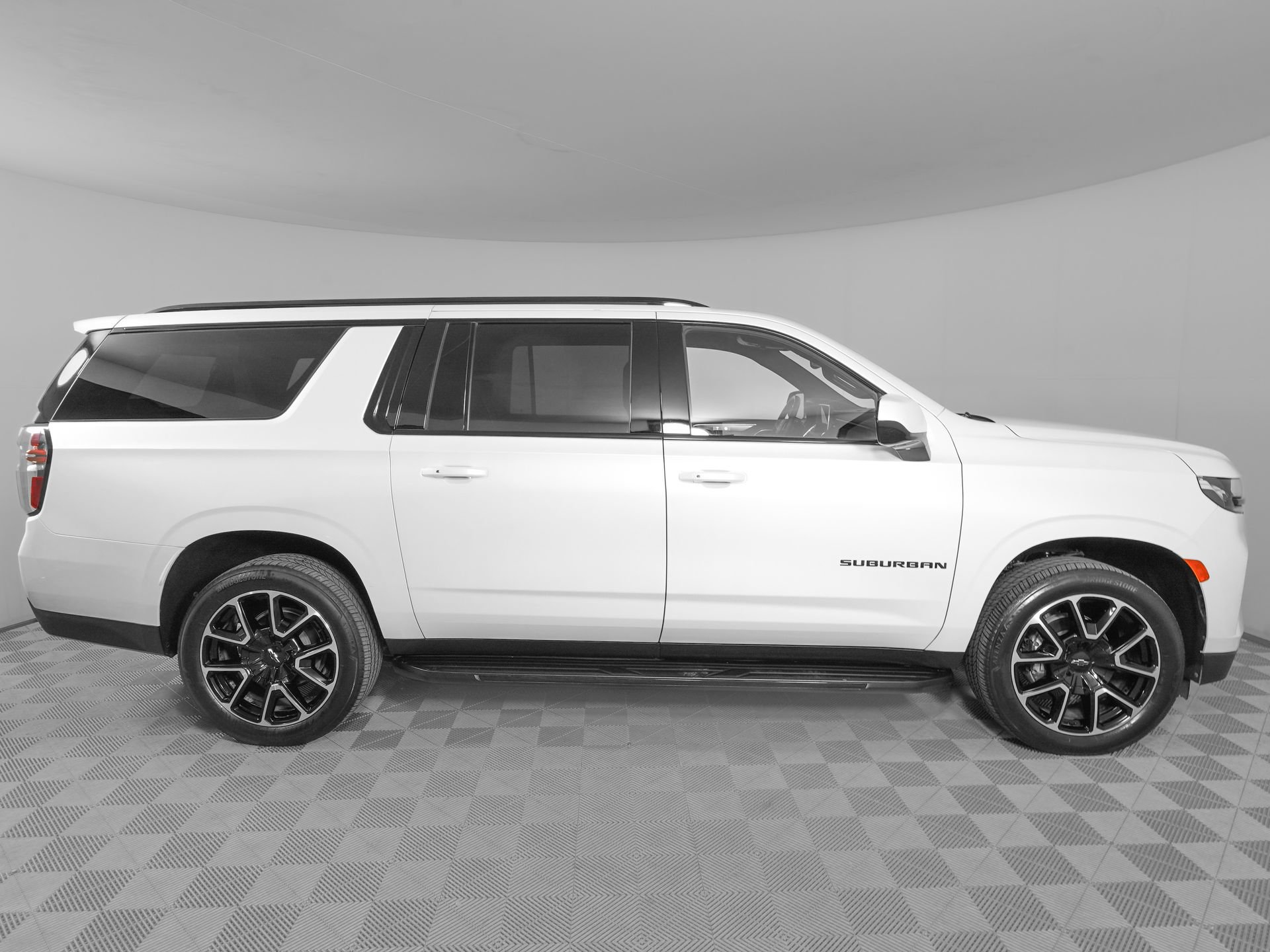 Used 2024 Chevrolet Suburban RST RWD image 3