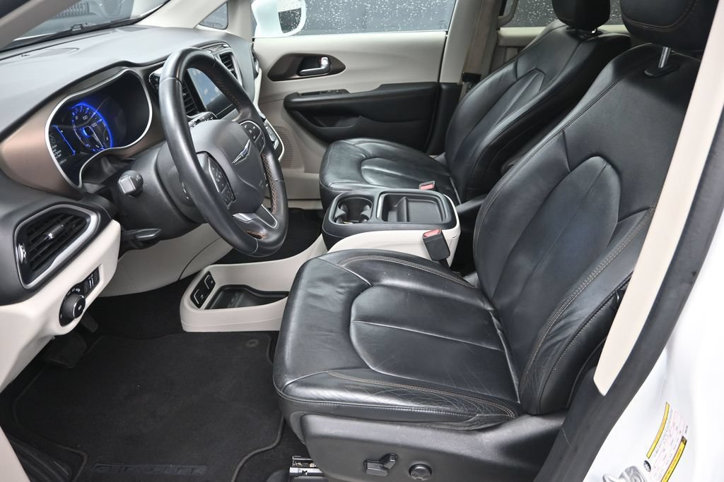 Used 2017 Chrysler Pacifica Touring-L FWD image 13