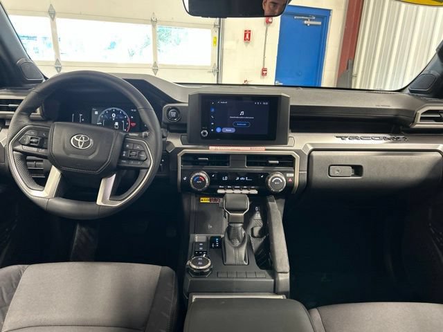 Used 2025 Toyota Tacoma SR5 AWD/4WD image 17