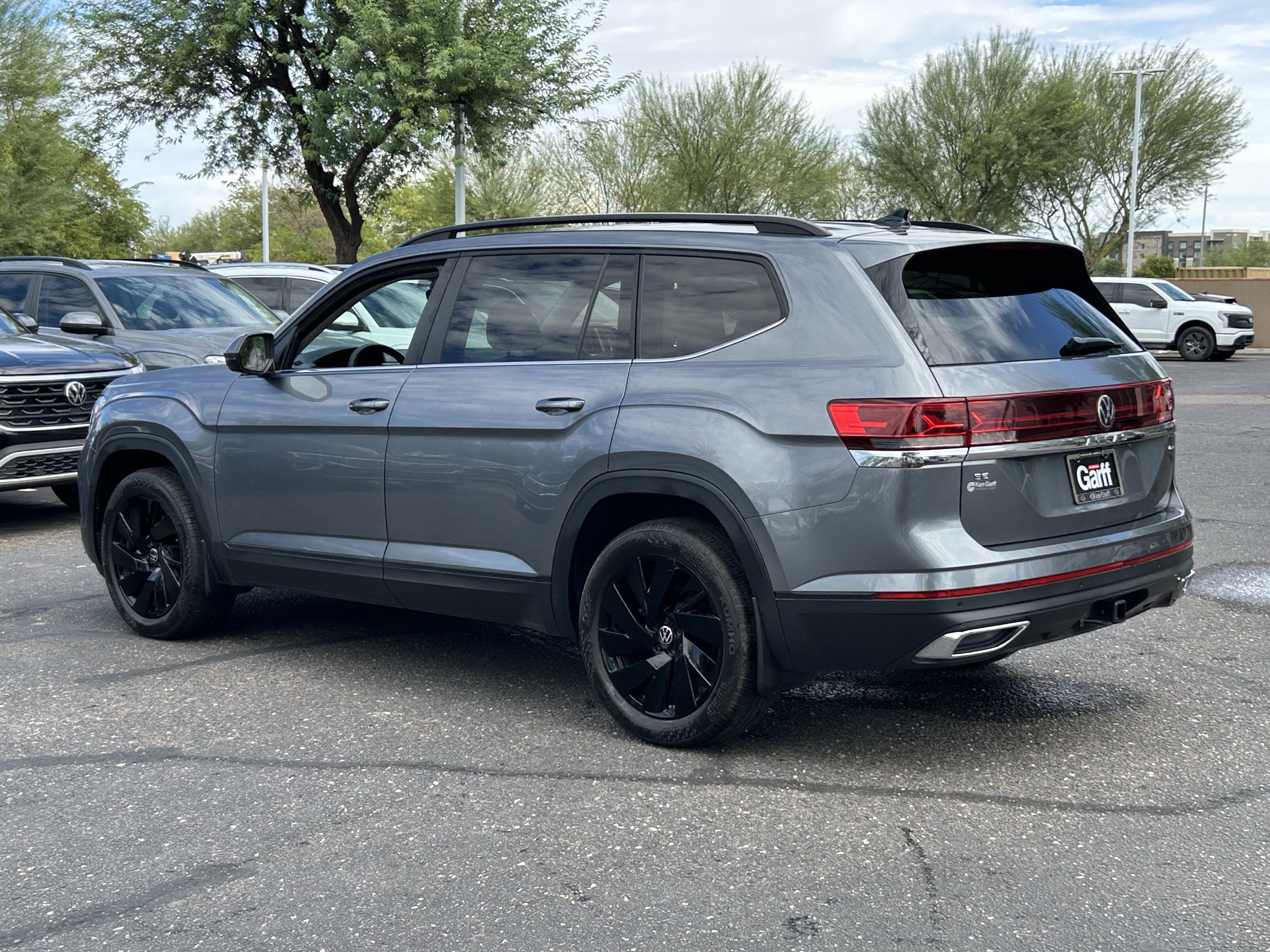 Used 2024 Volkswagen Atlas SE w/ Panoramic Sunroof Package AWD/4WD image 3