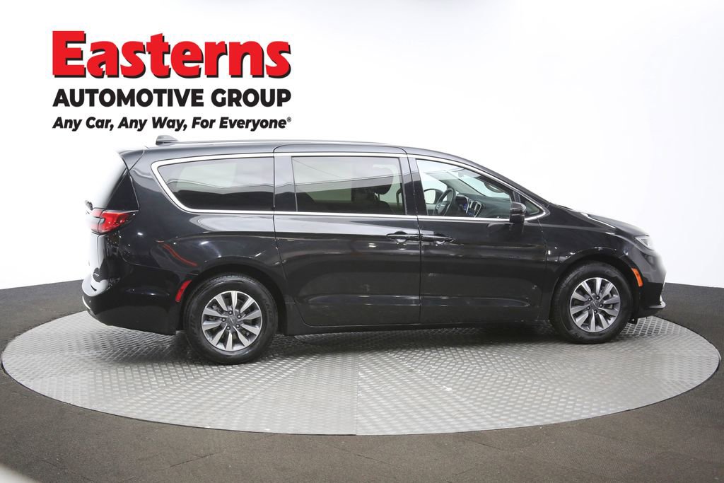 Used 2023 Chrysler Pacifica Touring-L image 41