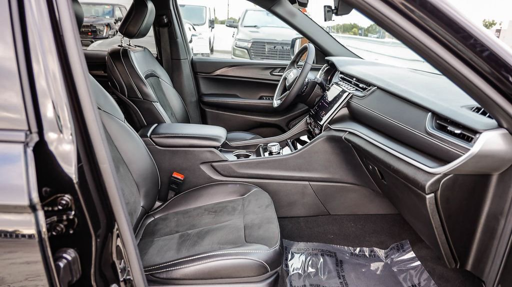 Used 2025 Jeep Grand Cherokee Altitude AWD/4WD image 20