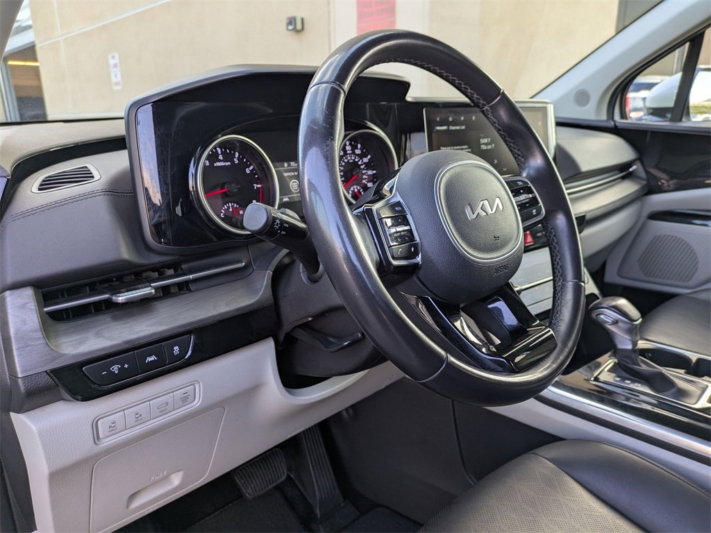 Used 2024 Kia Carnival EX image 13