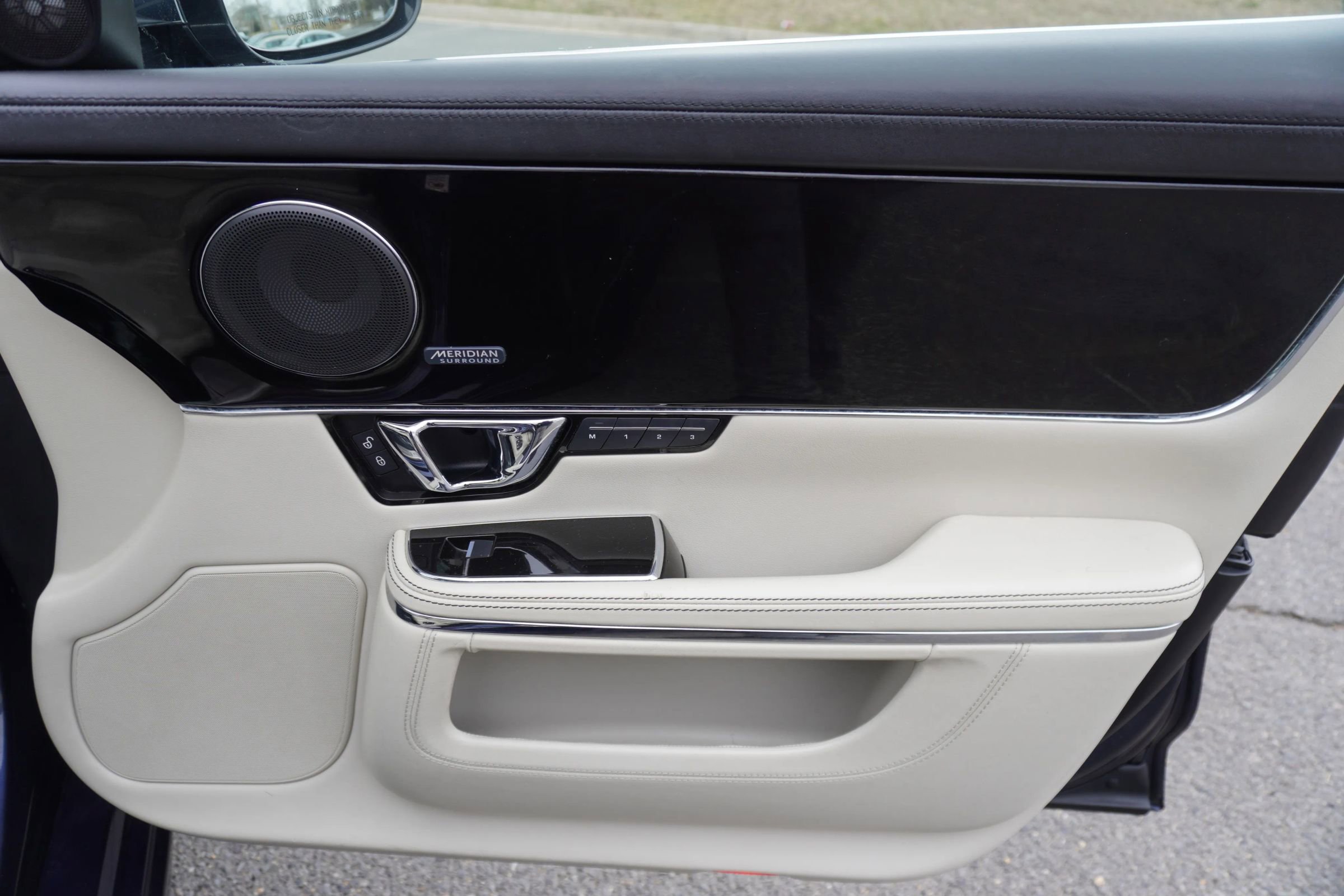 Used 2015 Jaguar XJ image 31