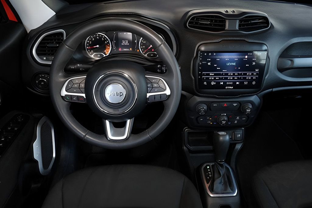 Used 2018 Jeep Renegade Latitude FWD image 16