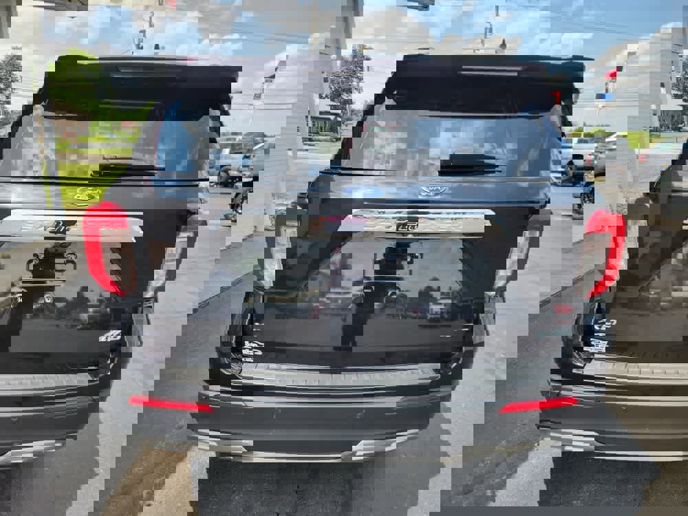 Used 2022 Ford Explorer XLT image 4