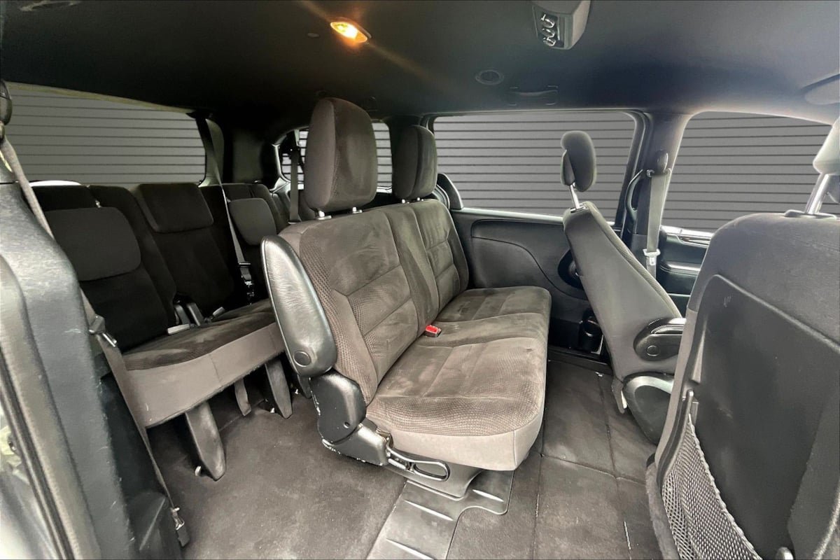 Used 2018 Dodge Grand Caravan SE FWD image 23