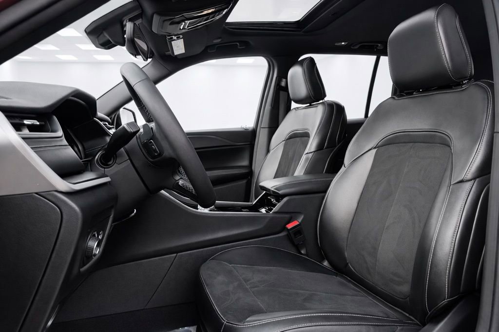 Used 2023 Jeep Grand Cherokee Altitude image 12