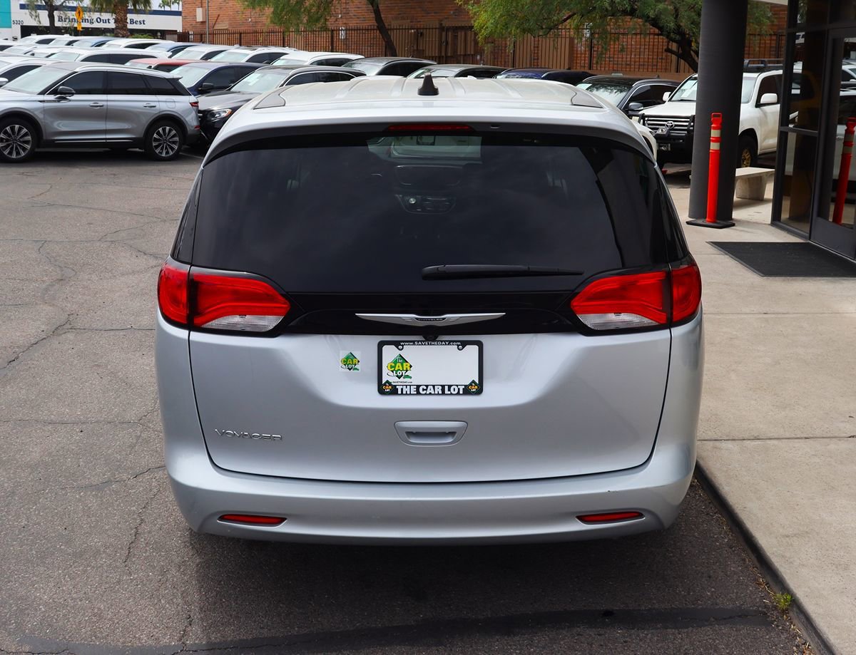 Used 2023 Chrysler Voyager LX FWD image 10