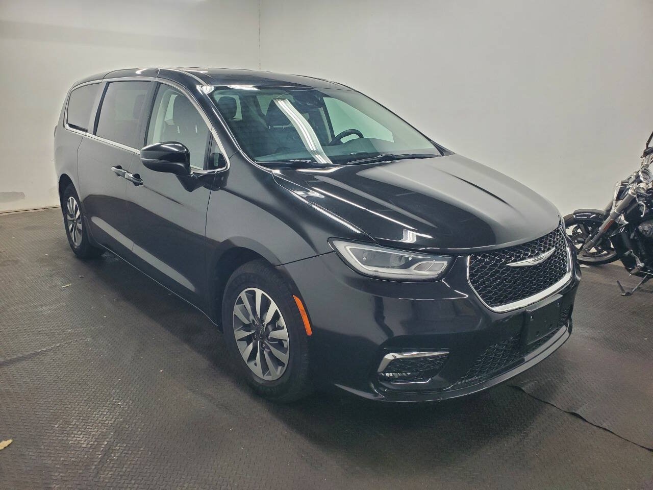 Used 2023 Chrysler Pacifica Touring-L FWD image 3