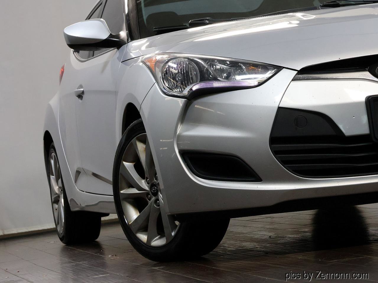 Used 2016 Hyundai Veloster FWD image 4