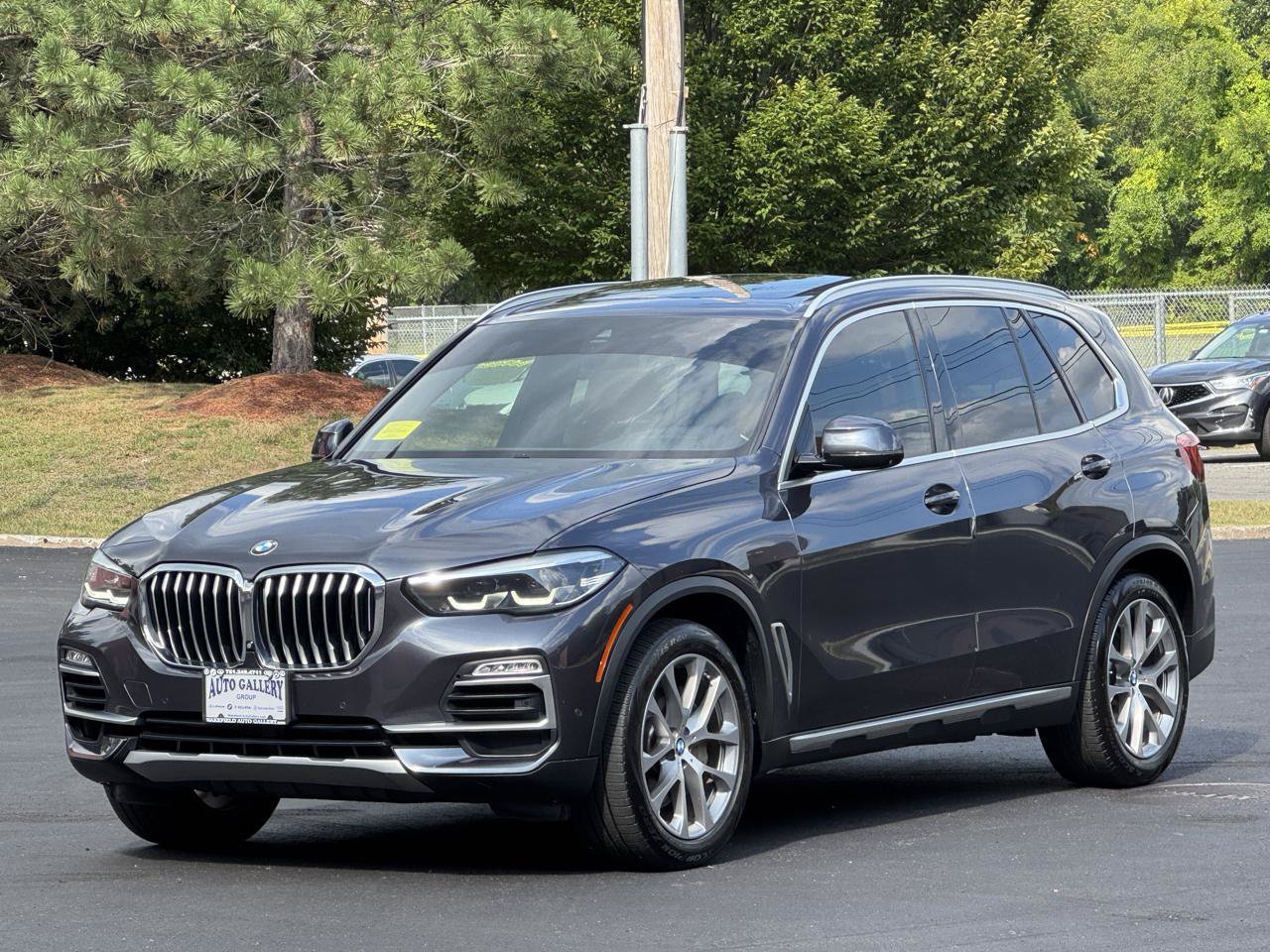 Used 2019 BMW X5 xDrive50i w/ Parking Assistance Package AWD/4WD image 3