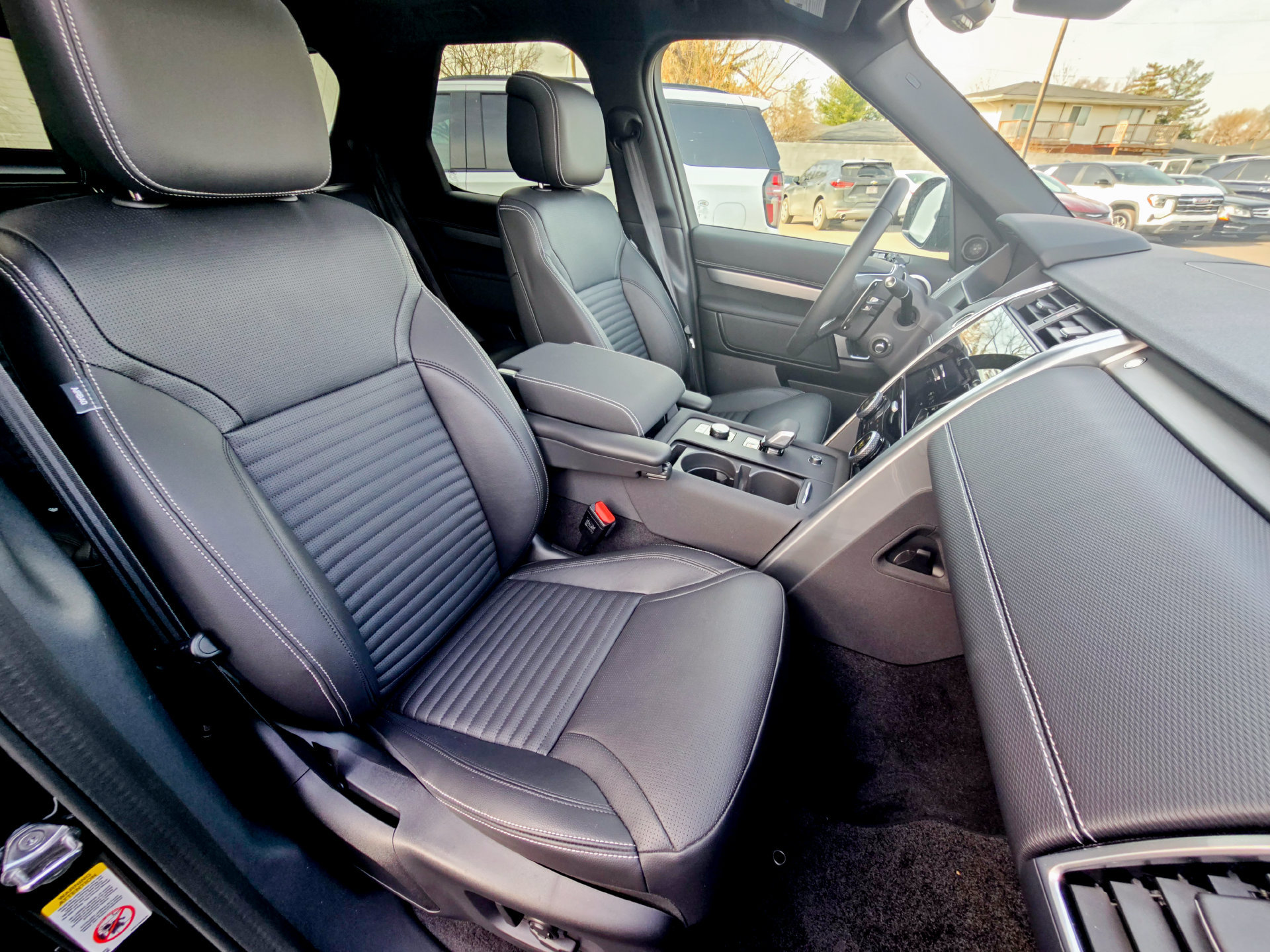 Used 2025 Land Rover Discovery Dynamic SE AWD/4WD image 22