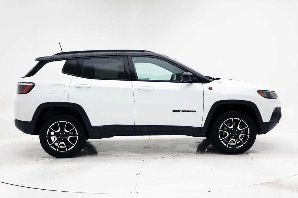 Used 2025 Jeep Compass Trailhawk AWD/4WD image 3