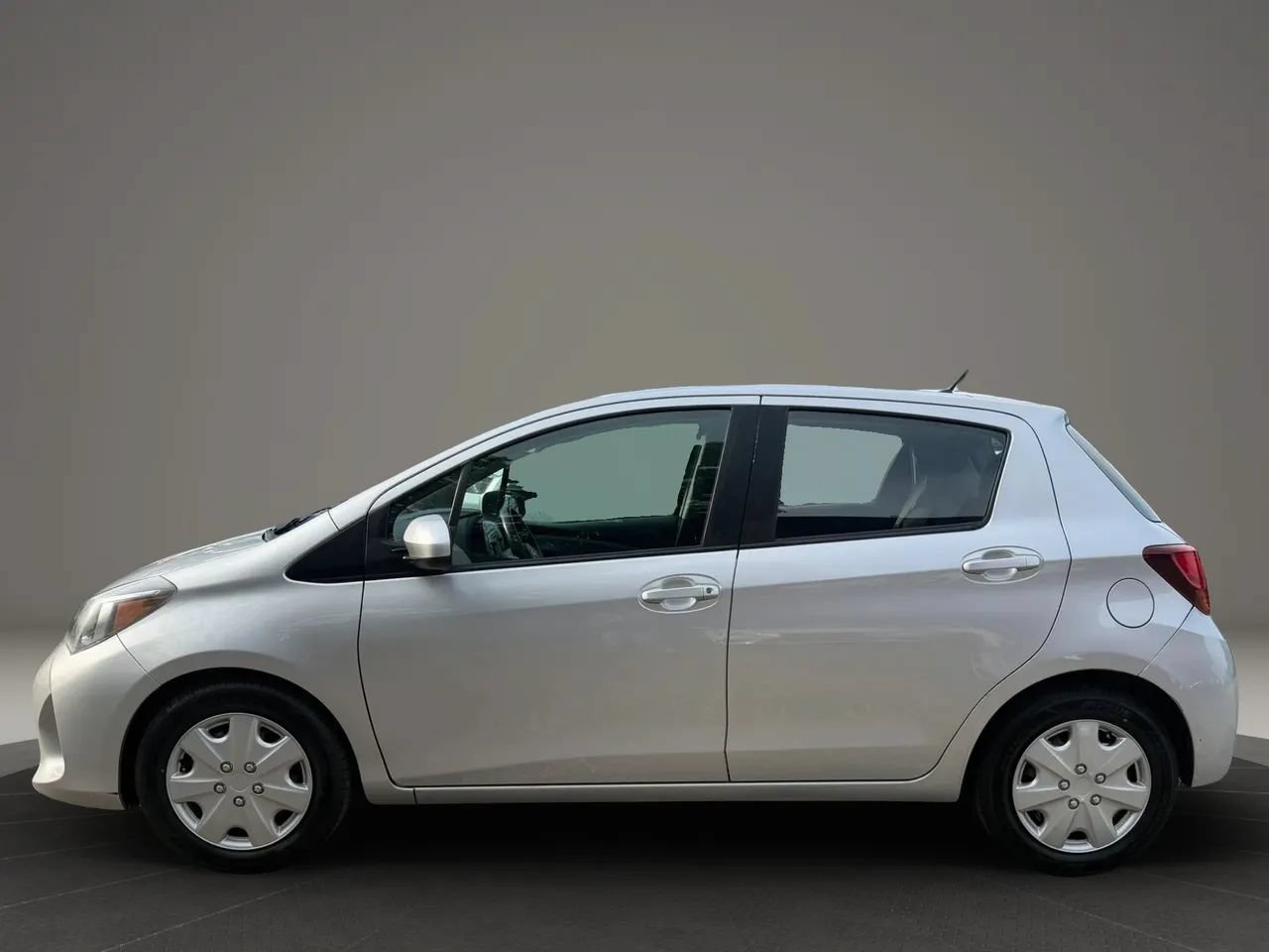 Used 2016 Toyota Yaris L FWD image 7