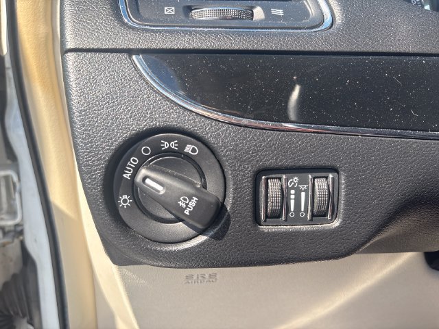Used 2016 Chrysler Town & Country Limited FWD image 31