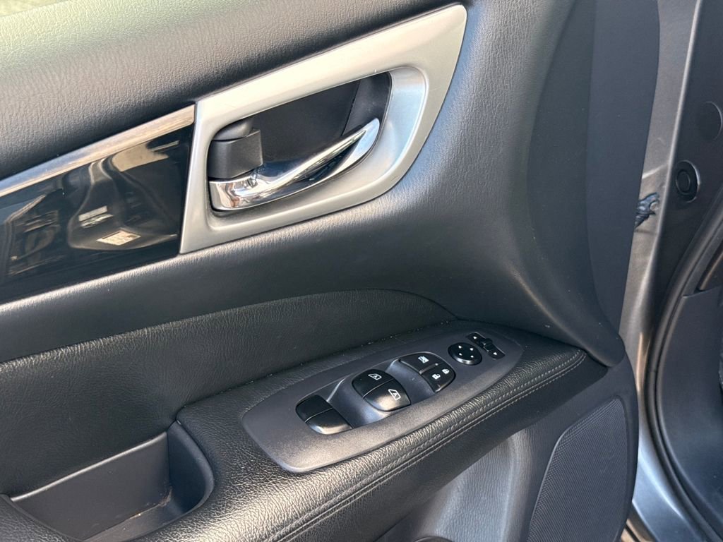 Used 2016 Nissan Pathfinder SV image 22