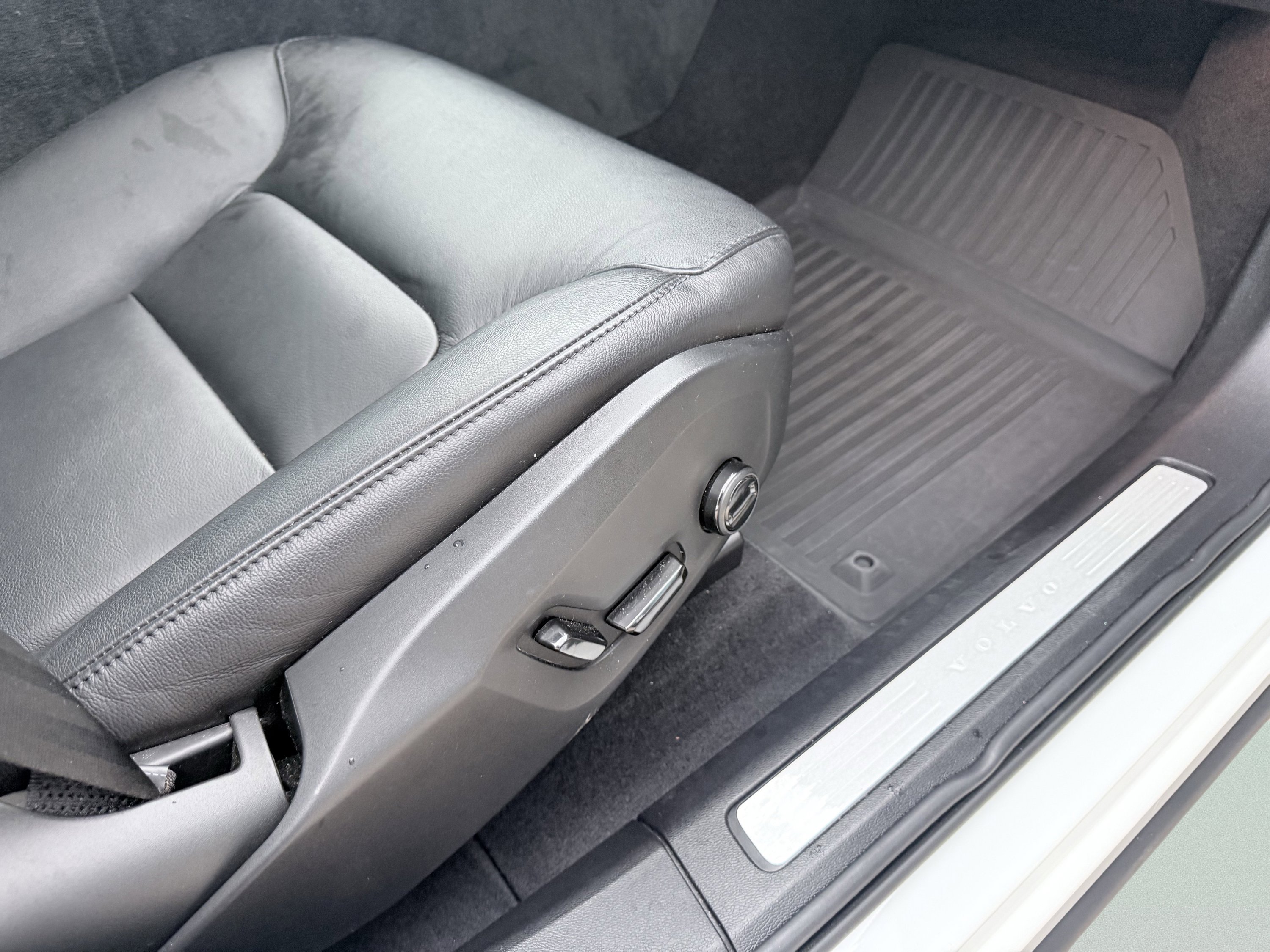 Used 2023 Volvo XC60 B5 Core image 48