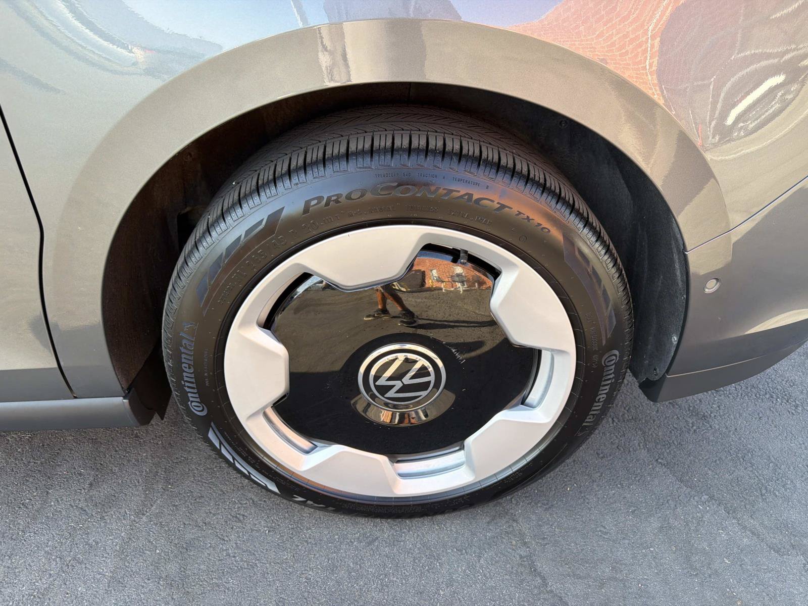 Certified 2025 Volkswagen ID. Buzz Pro S w/ Cupholders Package RWD image 6