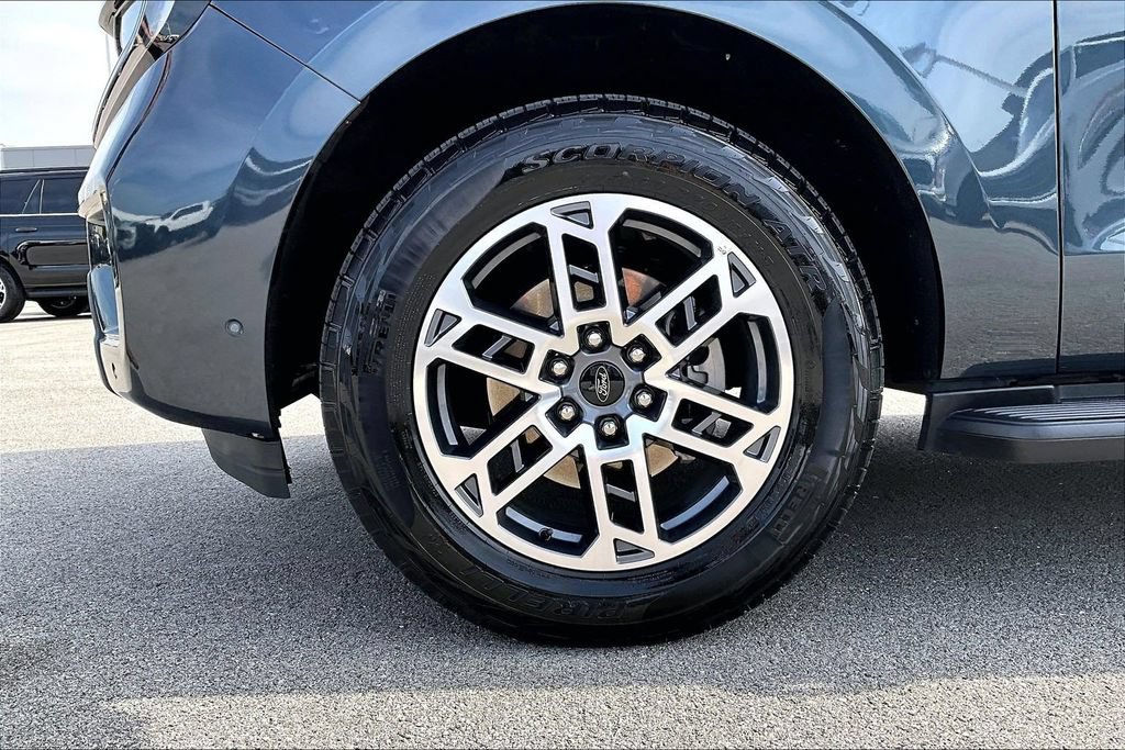 Certified 2025 Ford Expedition Active AWD/4WD image 9