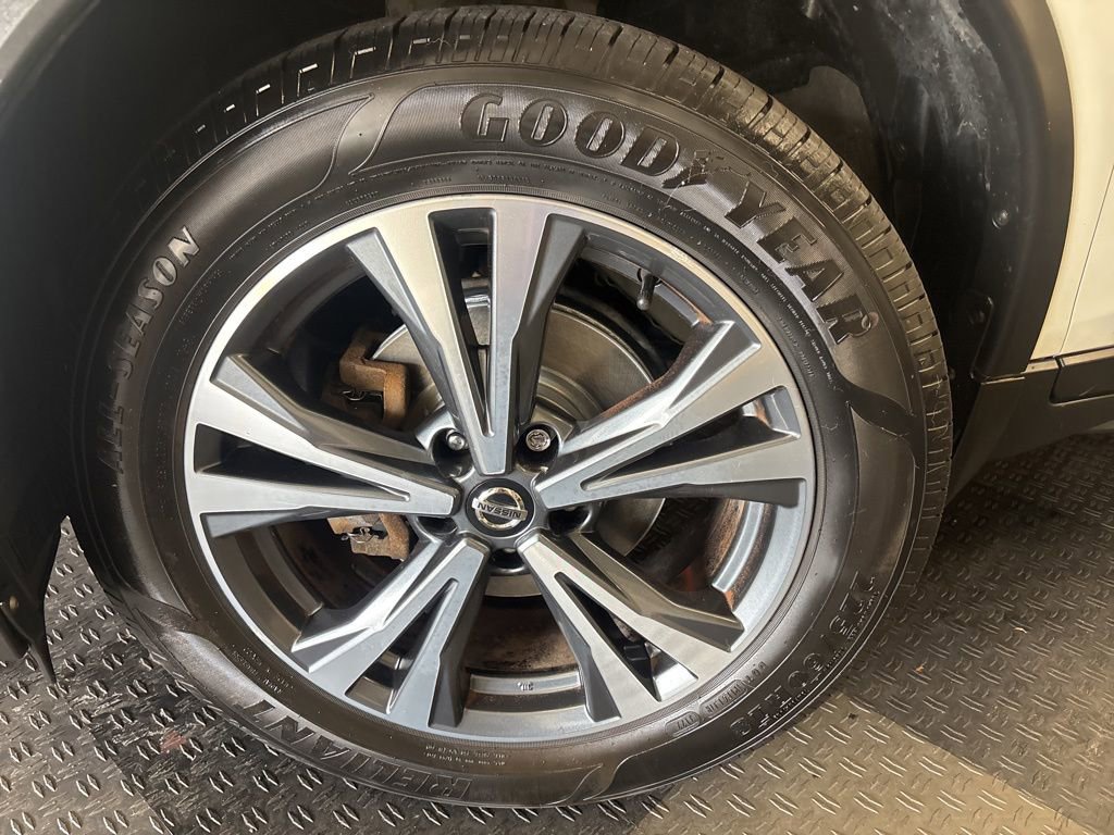 Used 2019 Nissan Rogue SV w/ Premium Package image 4