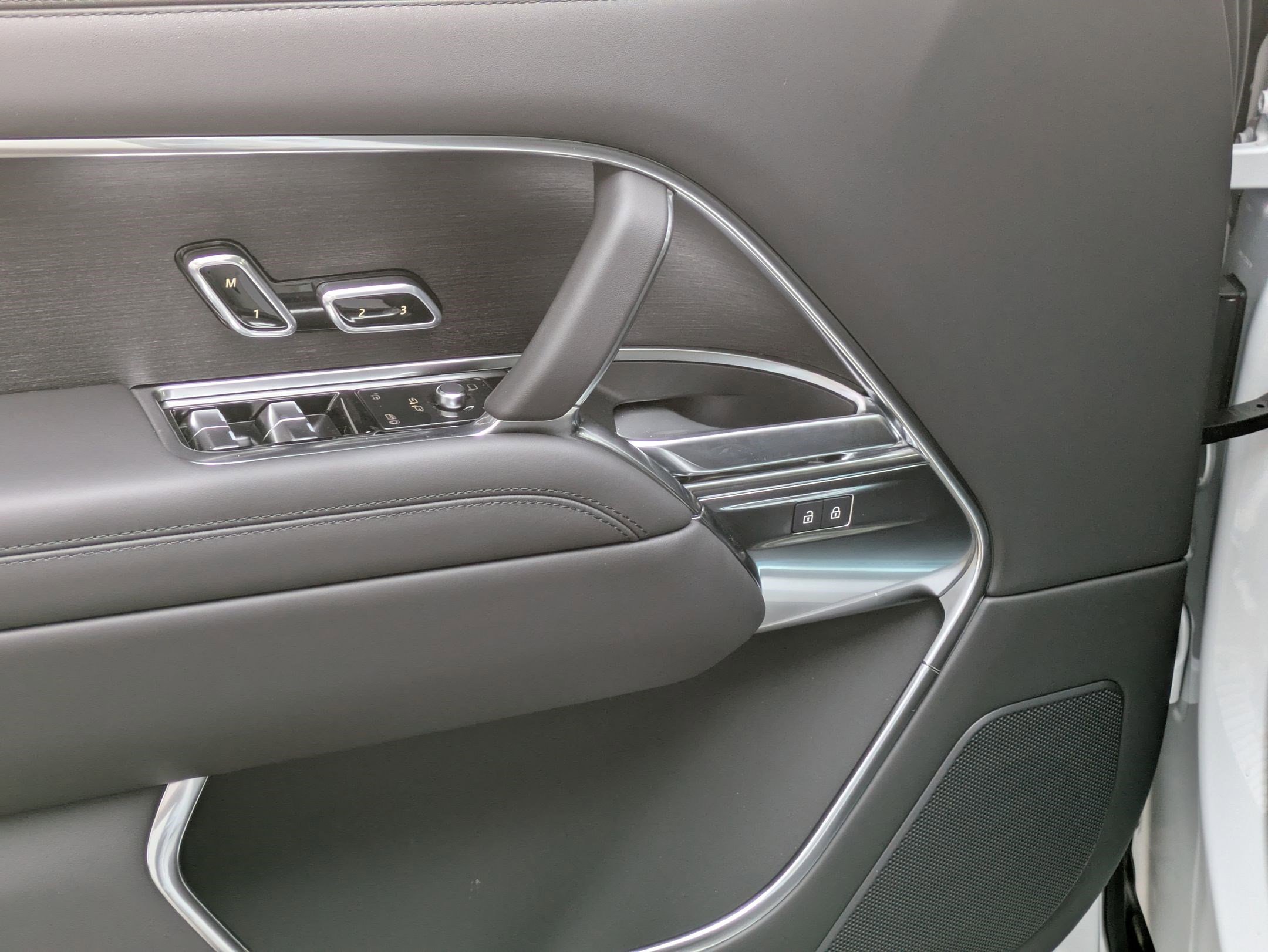New 2025 Land Rover Range Rover Long Wheelbase SE image 13