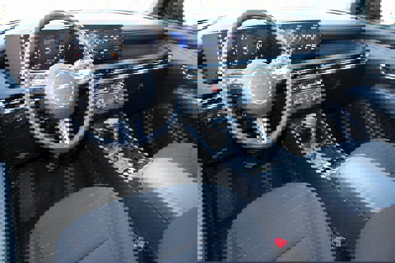 Used 2025 Hyundai Santa Cruz SE image 4