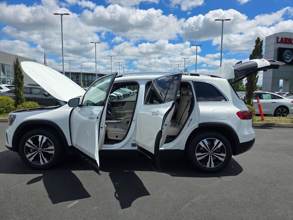 Used 2025 Mercedes-Benz GLB 250 4MATIC image 11