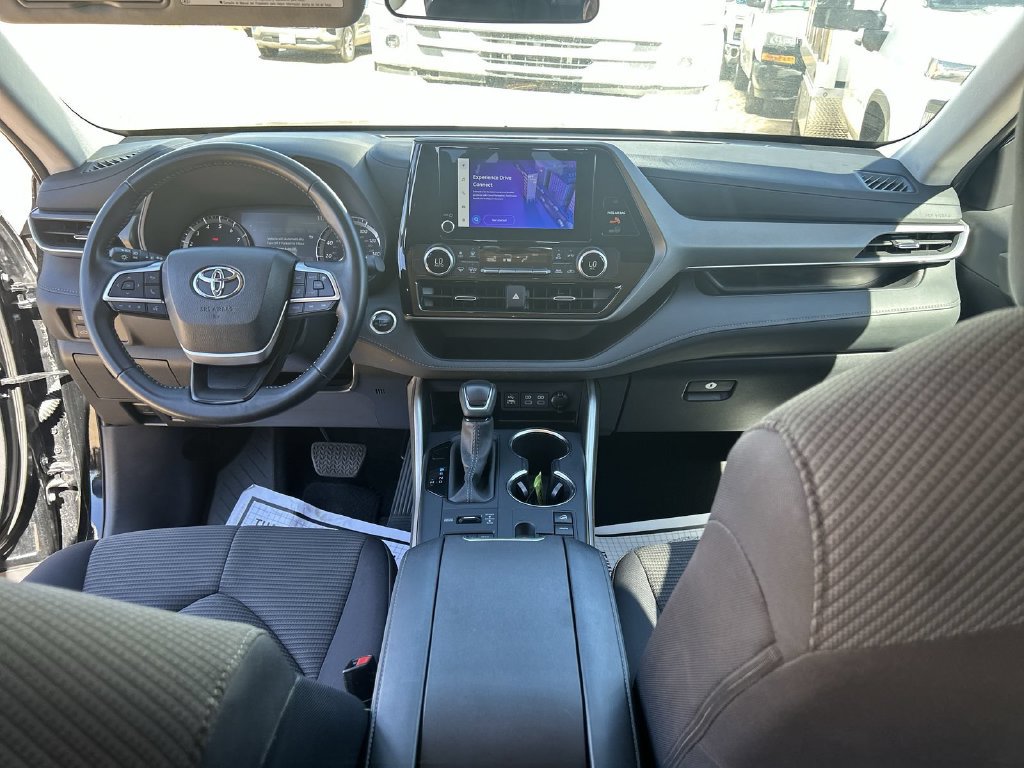 Used 2025 Toyota Highlander LE AWD/4WD image 24