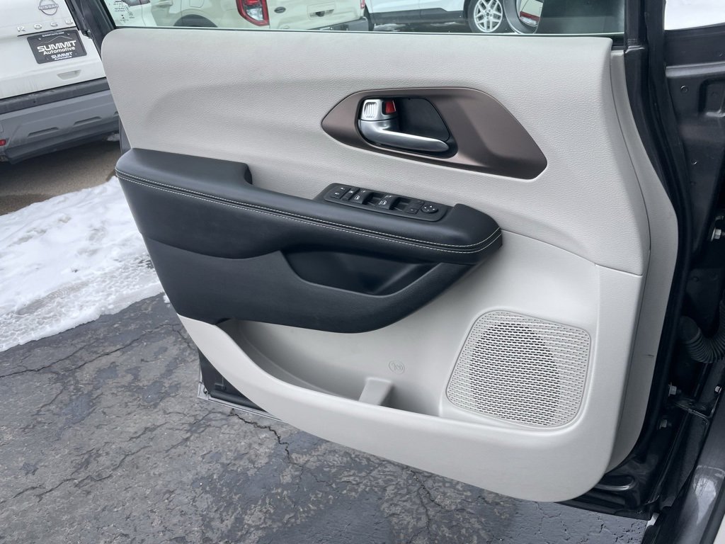 Used 2021 Chrysler Voyager Lxi image 50