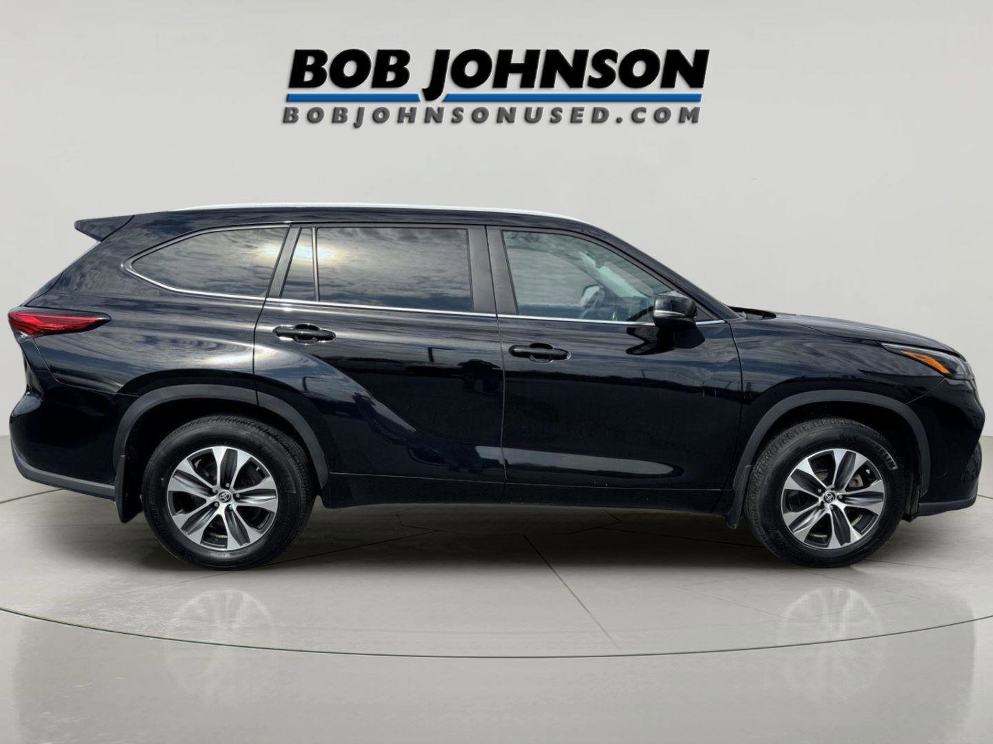 Used 2023 Toyota Highlander XLE AWD/4WD image 2