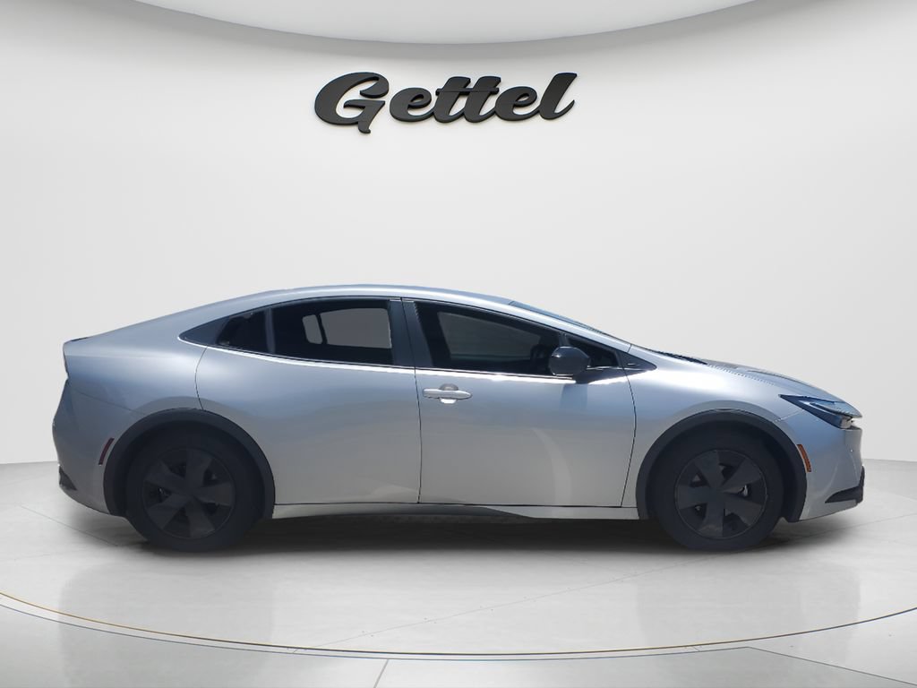Used 2025 Toyota Prius LE FWD image 4