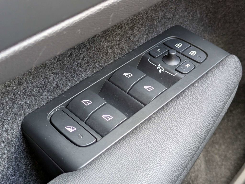 Used 2023 Volvo XC40 B5 Plus w/ Protection Package Premier image 31