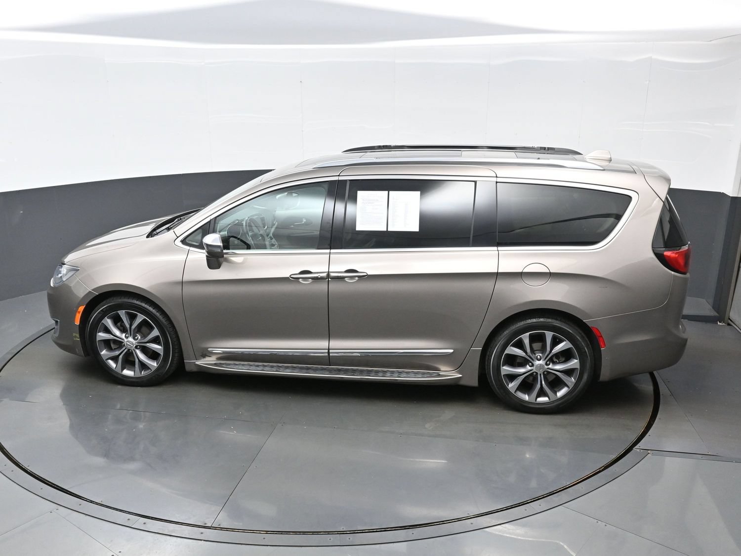 Used 2017 Chrysler Pacifica Limited FWD image 35