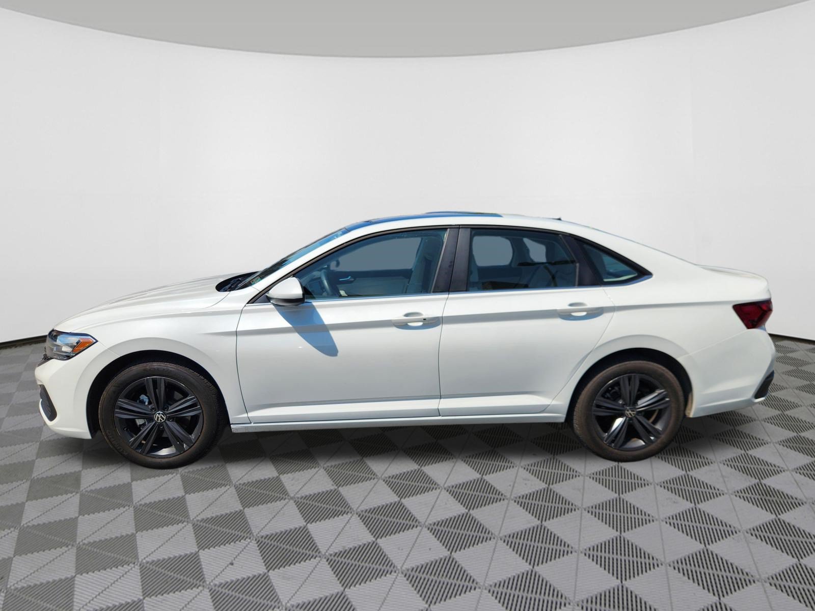 Used 2024 Volkswagen Jetta SE w/ Panoramic Sunroof Package FWD image 5
