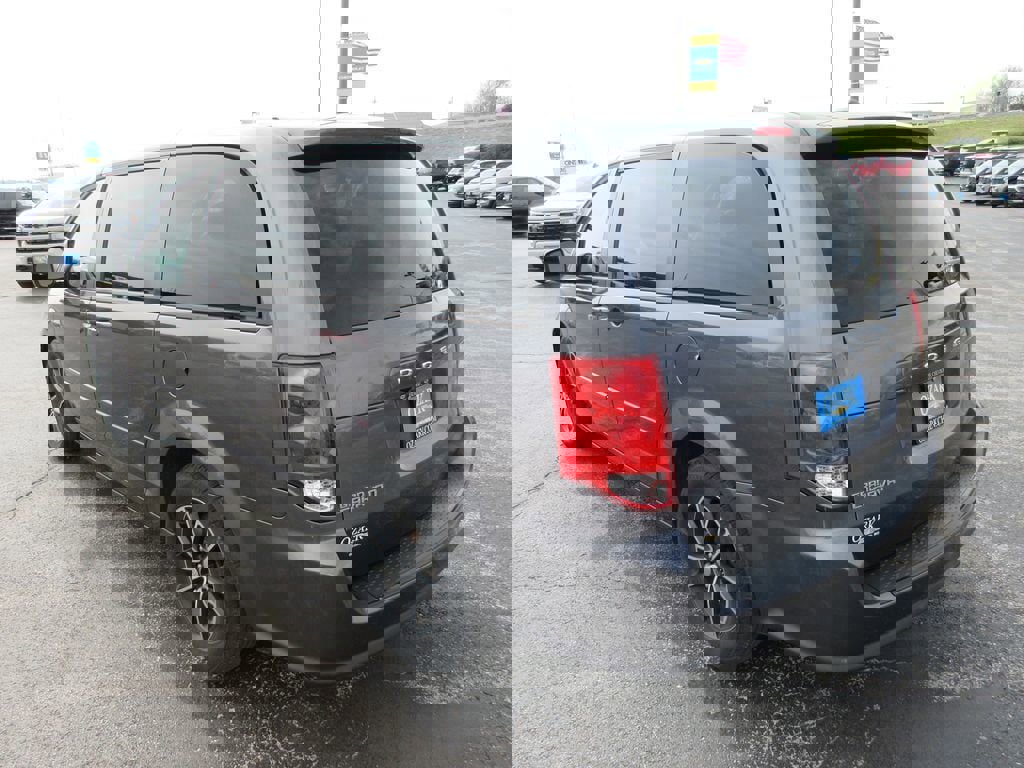 Used 2017 Dodge Grand Caravan SE image 3