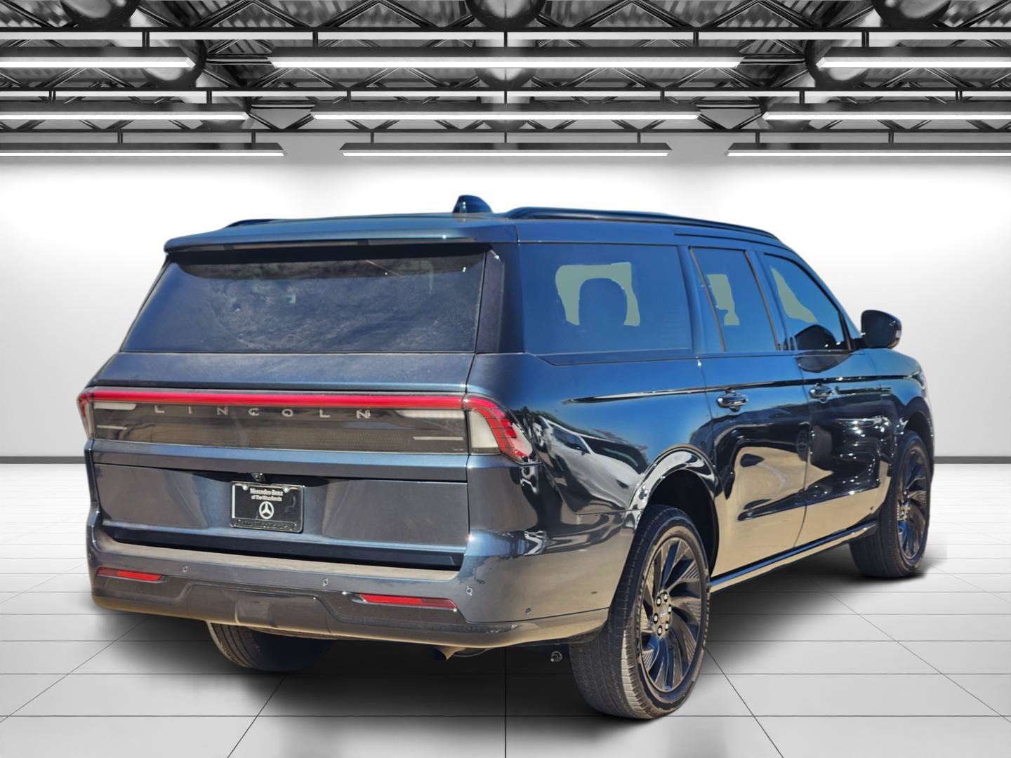 Used 2025 Lincoln Navigator L Reserve w/ Jet Appearance Package AWD/4WD image 9