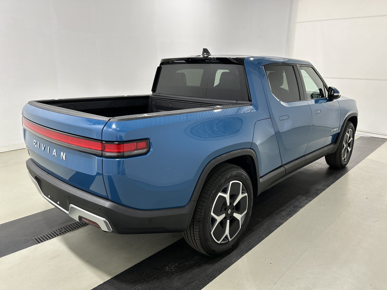 Used 2024 Rivian R1T Adventure AWD/4WD image 5