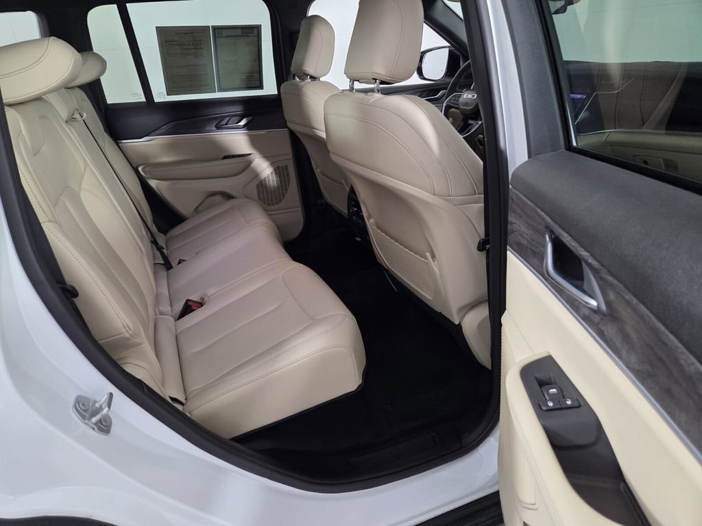 Certified 2025 Jeep Grand Cherokee Limited image 30