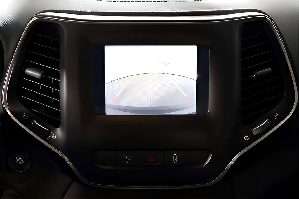 Used 2021 Jeep Cherokee Latitude Plus FWD image 18