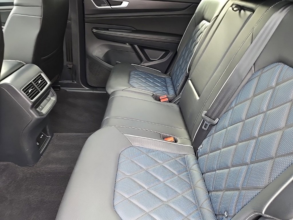 Used 2024 Volkswagen Atlas Cross Sport SEL Premium R-Line image 15