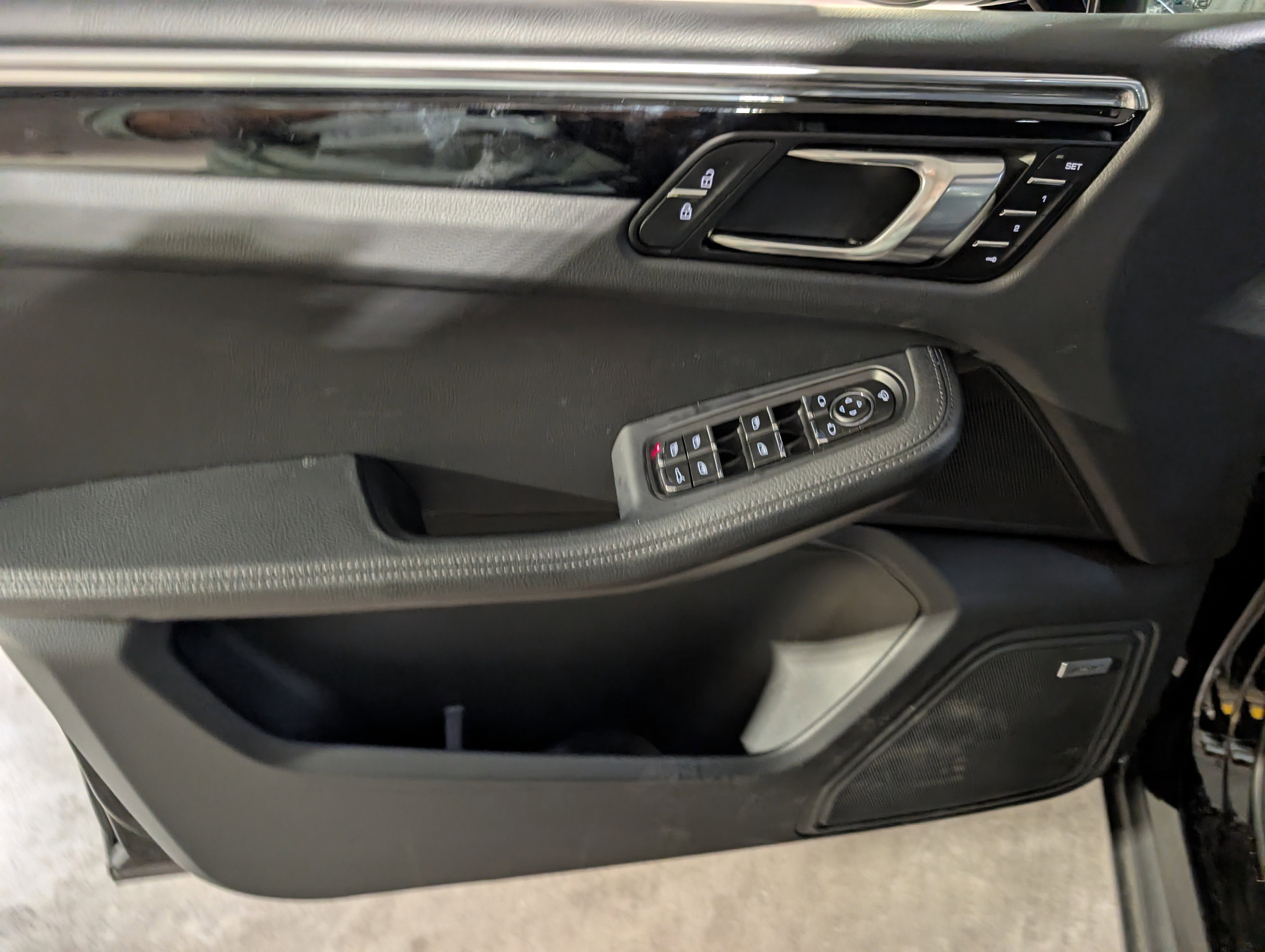 Certified 2025 Porsche Macan image 17