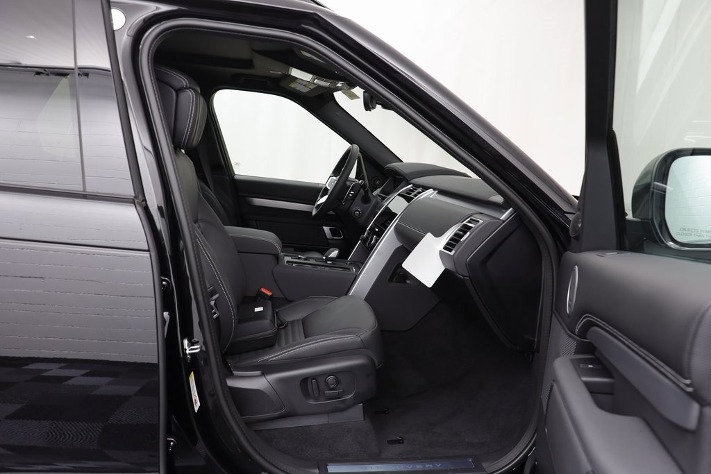 New 2025 Land Rover Discovery Dynamic SE image 18