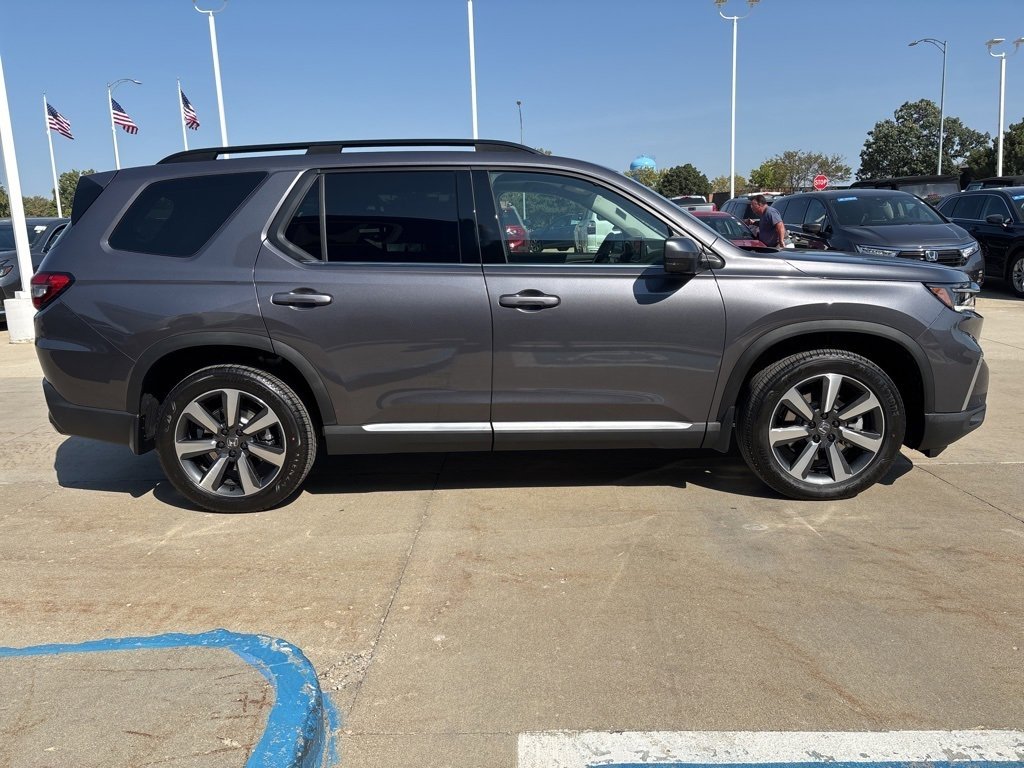 New 2025 Honda Pilot Touring image 2