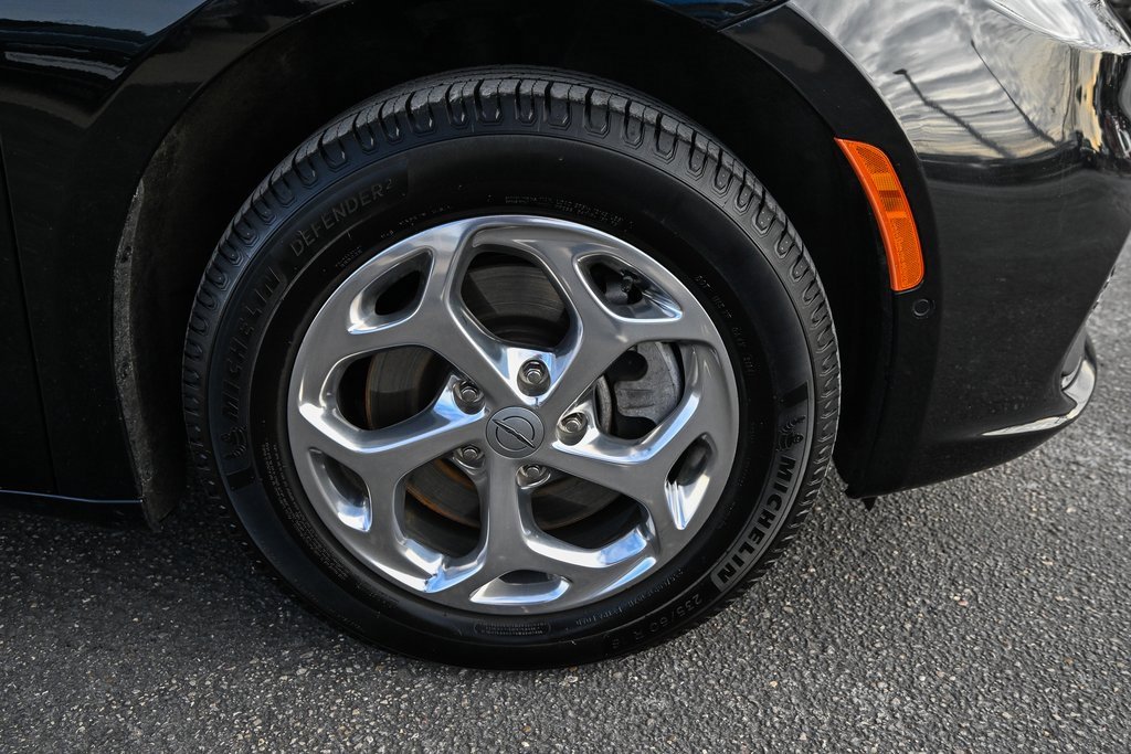 Used 2021 Chrysler Pacifica Limited w/ Uconnect Theater Family Group image 15