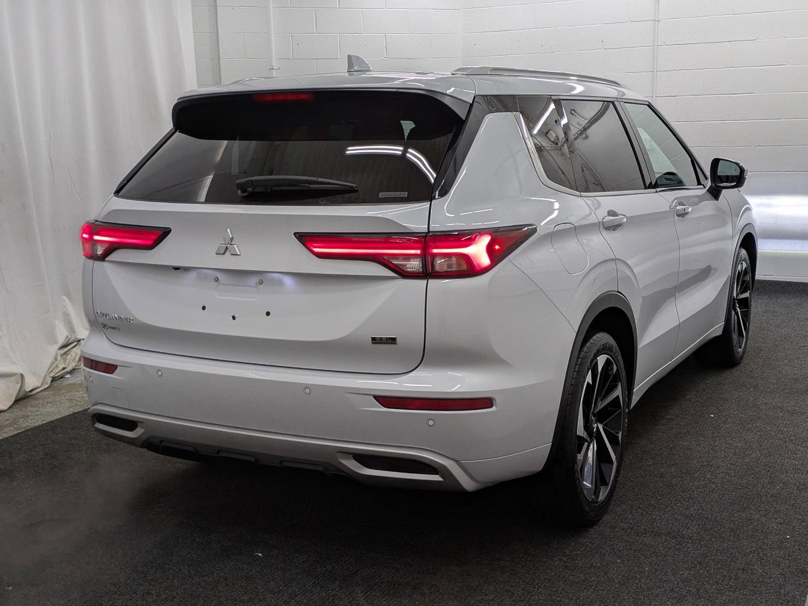 Used 2022 Mitsubishi Outlander SEL image 2