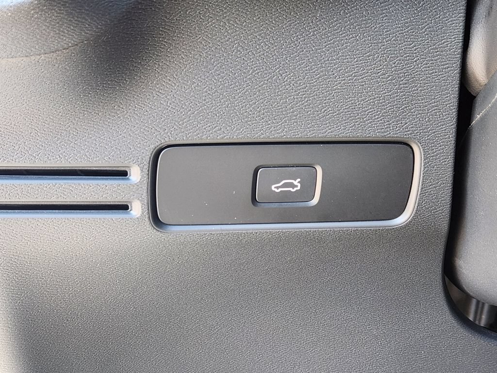Used 2025 Volvo XC40 B5 Plus AWD/4WD image 12