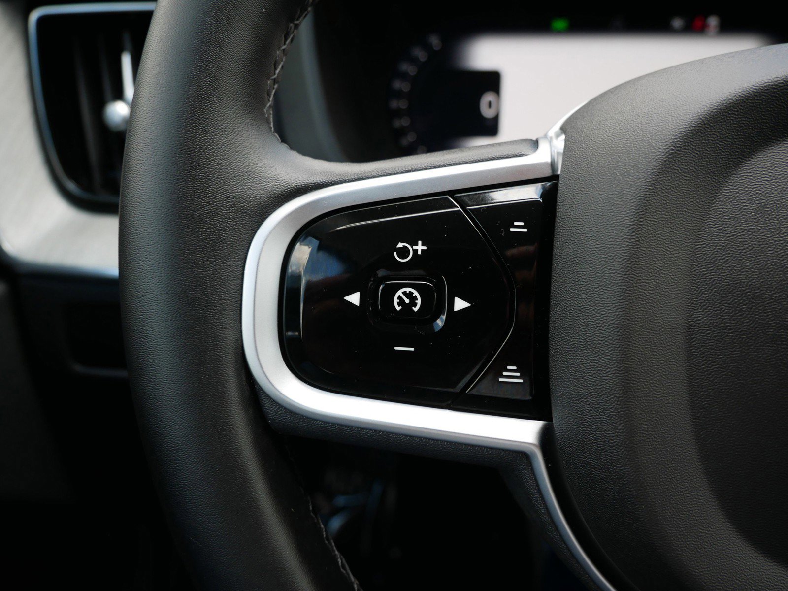 Certified 2025 Volvo XC60 B5 Plus AWD/4WD image 24